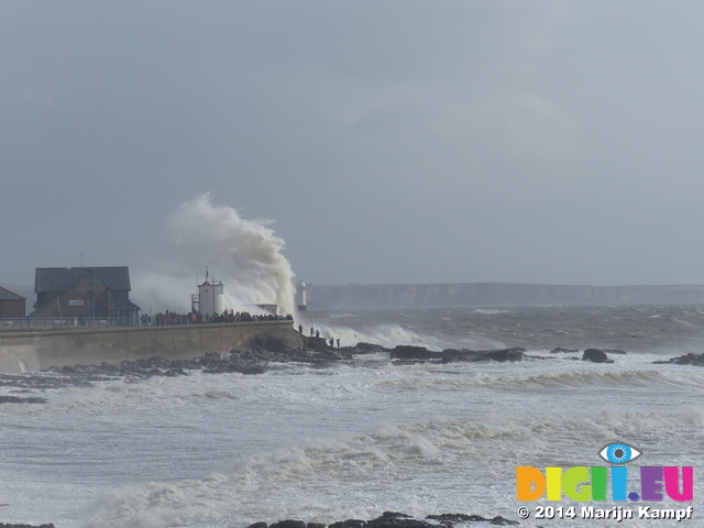 LZ01207 Big wave at Porthcawl lighthouse